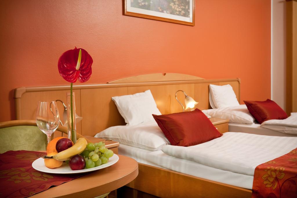 Hotel Kalvaria Gyor Exterior photo