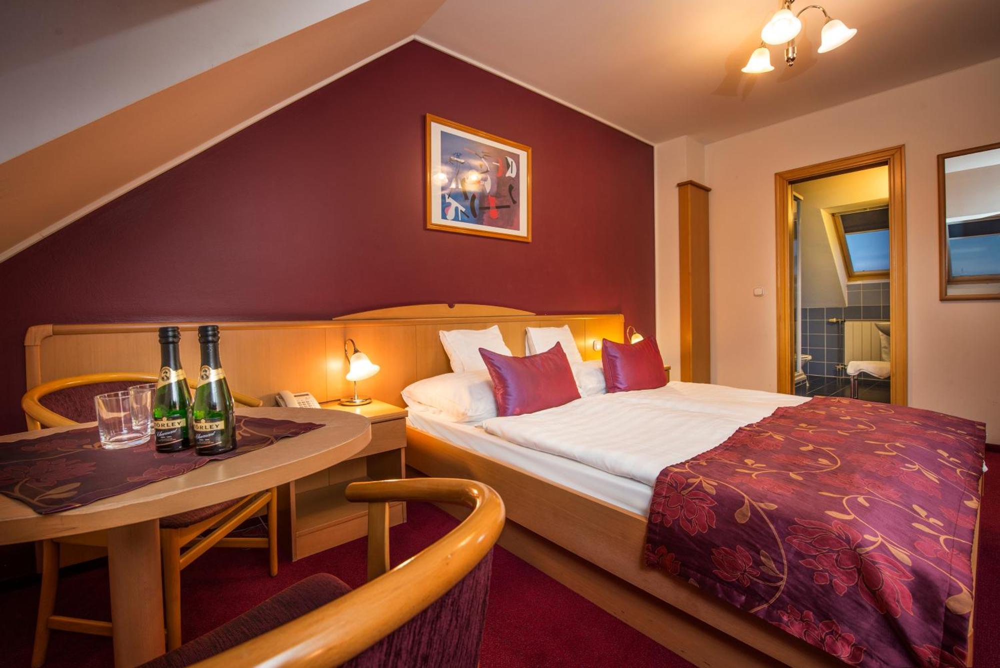 Hotel Kalvaria Gyor Exterior photo